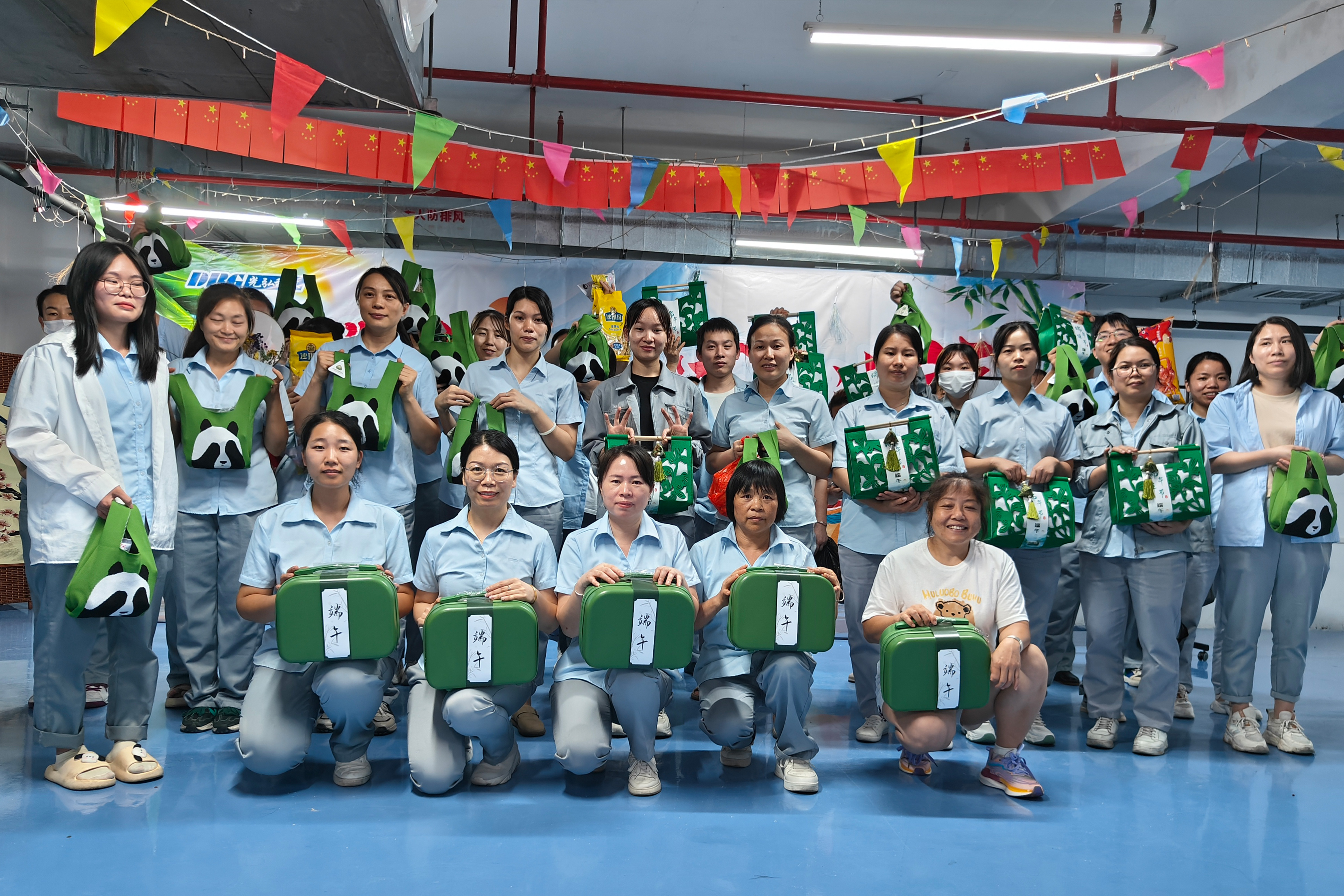 14 - Deep affection for Dragon Boat Festival, enjoying its "zongzi"